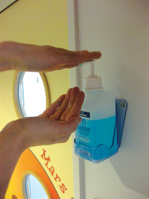 Lavage des mains avec solution hydro-alcoolique